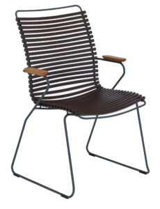 Tmavě hnědá plastová zahradní židle HOUE Click II. s područkami Houe