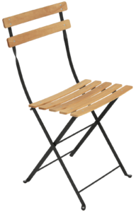 Přírodní dřevěná skládací židle Fermob Bistro s černou kovovou konstrukcí Fermob