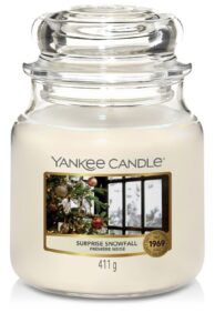 Střední vonná svíčka Yankee Candle Surprise Snowfall Yankee Candle