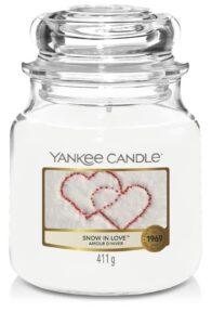 Střední vonná svíčka Yankee Candle Snow in Love Yankee Candle