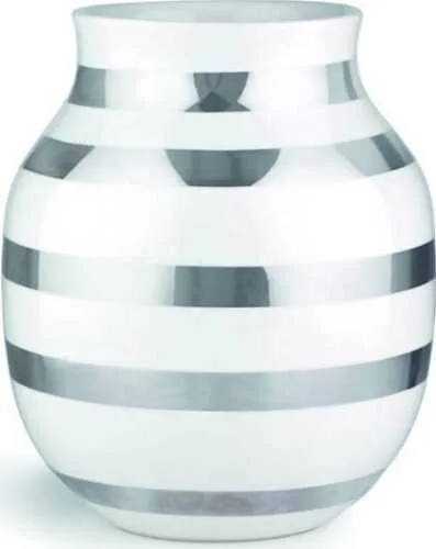 Bílá kameninová váza s detaily ve stříbrné barvě Kähler Design Omaggio, výška 20 cm