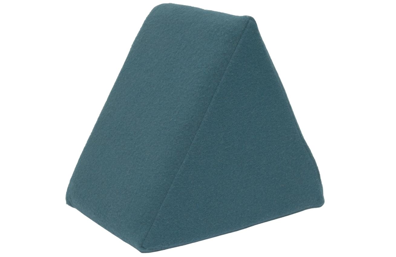 Modrý trojúhelníkový vlněný puf Kave Home Jalila 40 x 25 cm Kave Home