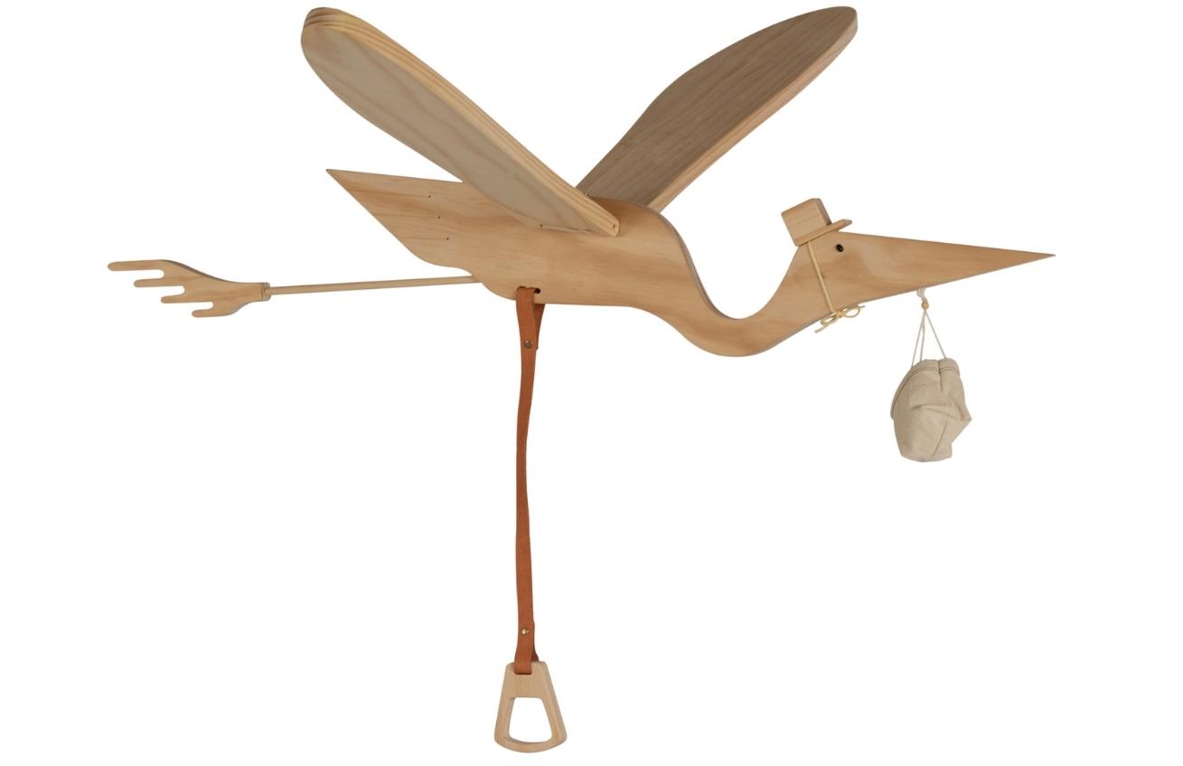 Dřevěná závěsná dekorace letící čáp Quax Stork 107 x 95 cm Quax