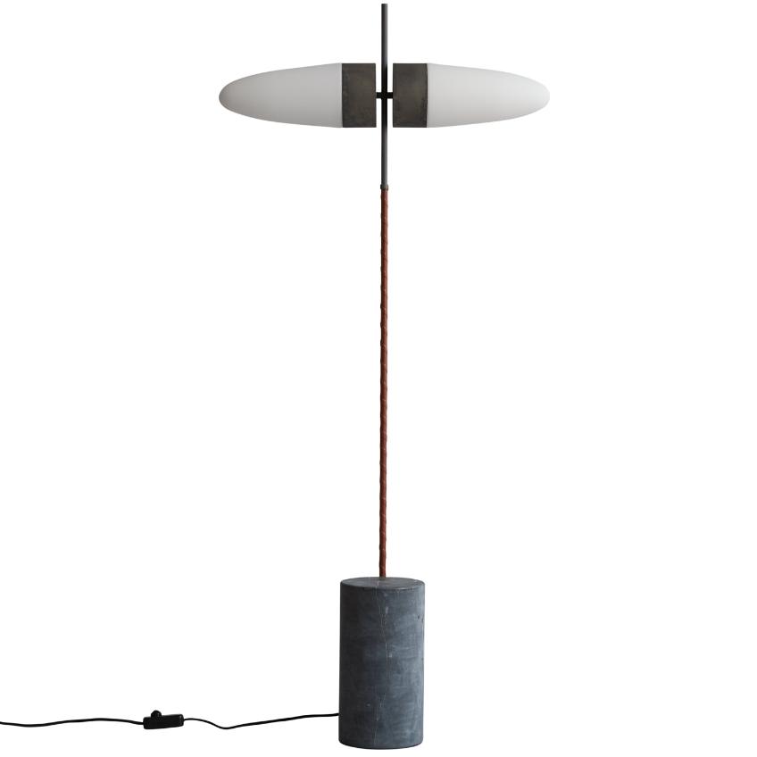 Opálově bílá skleněná stojací lampa 101Copenhagen Bull 140 cm s mramorovou podstavou 101Copenhagen