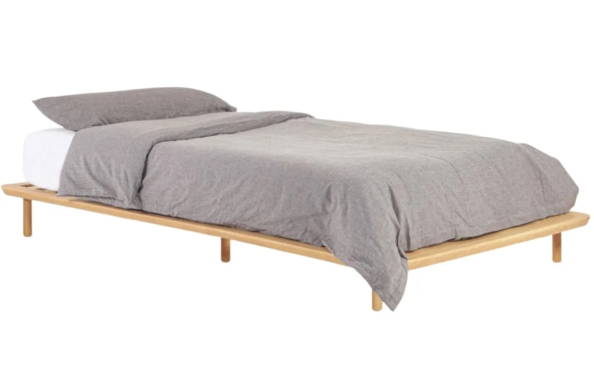 Dřevěná postel Kave Home Anielle