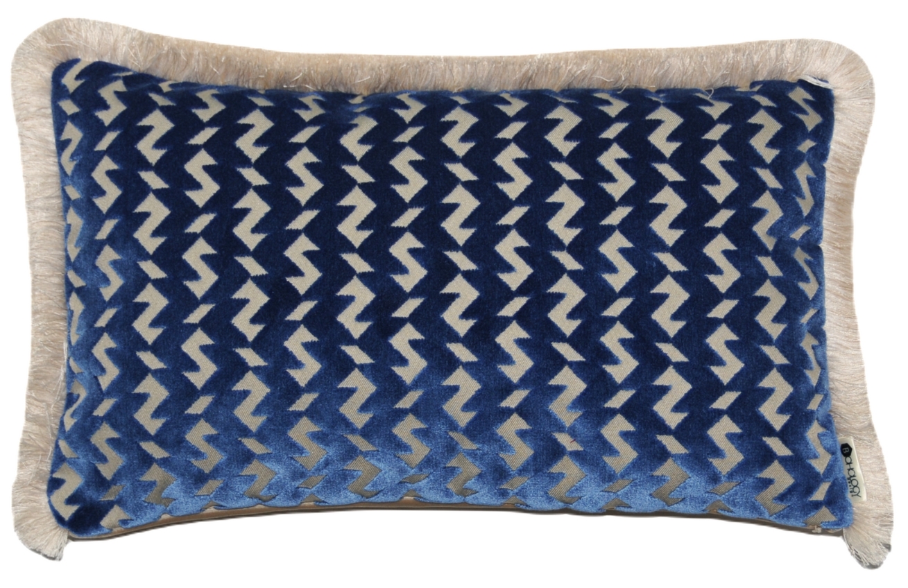 BOHOLOGY Modrý sametový povlak na polštář Stormie 30 x 50 cm s třásněmi BOHOLOGY