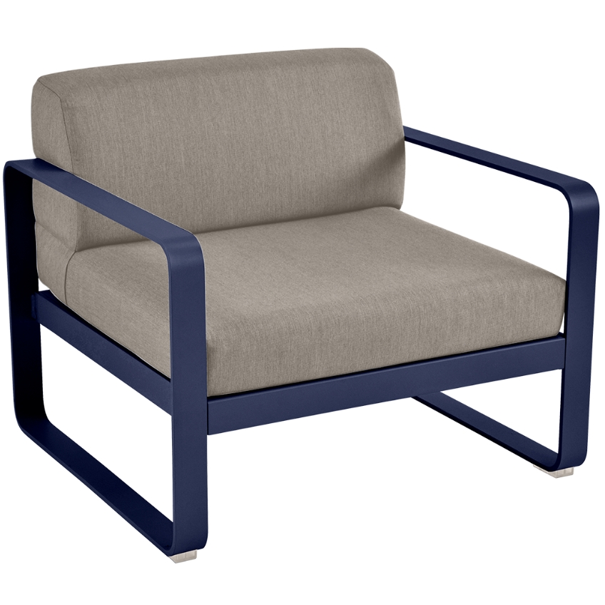 Šedohnědé čalouněné zahradní křeslo Fermob Bellevie s tmavě modrou podnoží Fermob