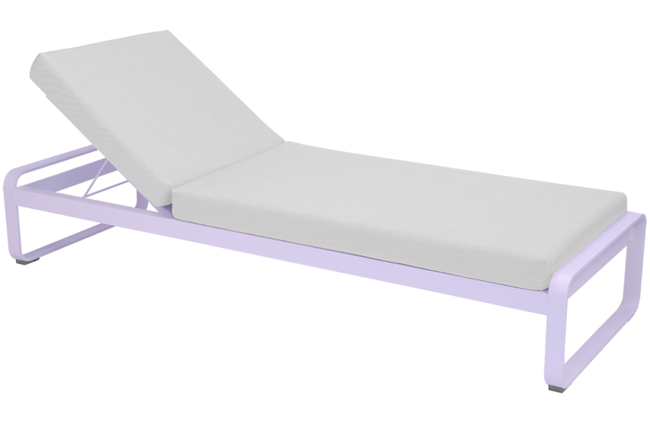 Bílé čalouněné zahradní lehátko Fermob Bellevie s fialovou podnoží Fermob