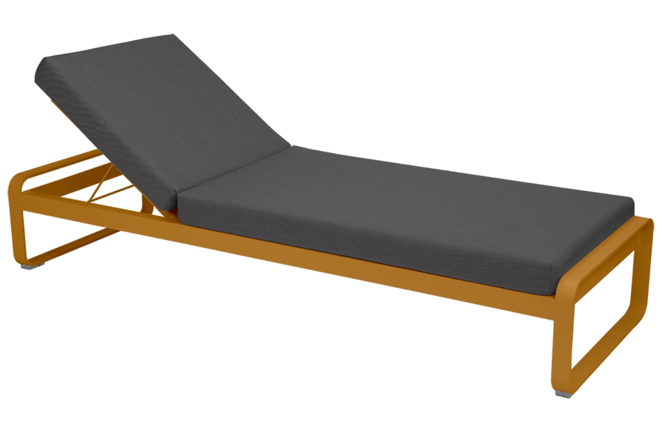 Tmavě šedé čalouněné zahradní lehátko Fermob Bellevie s hnědou podnoží Fermob