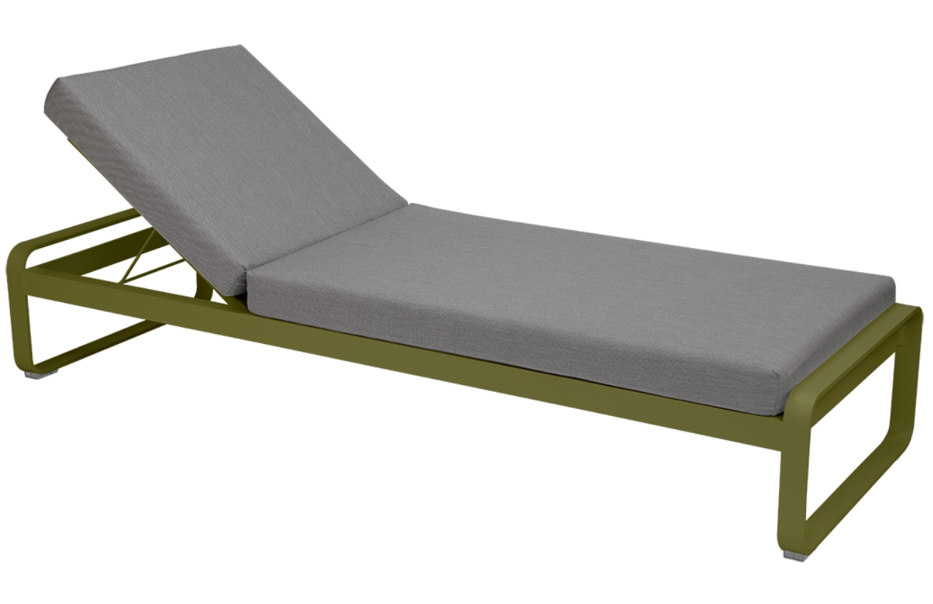 Šedé čalouněné zahradní lehátko Fermob Bellevie se zelenou podnoží - odstín pesto Fermob