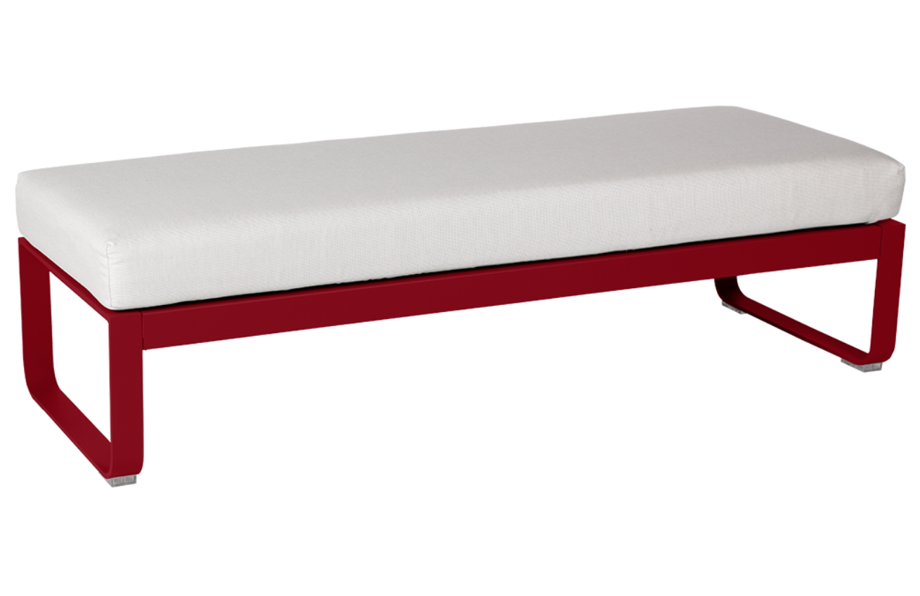 Bílá čalouněná lavice Fermob Bellevie 148 cm s červenou podnoží Fermob