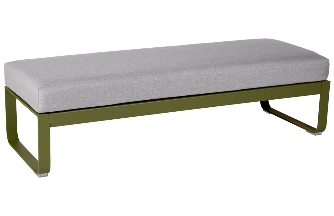 Šedá čalouněná lavice Fermob Bellevie 148 cm se zelenou podnoží - odstín pesto Fermob