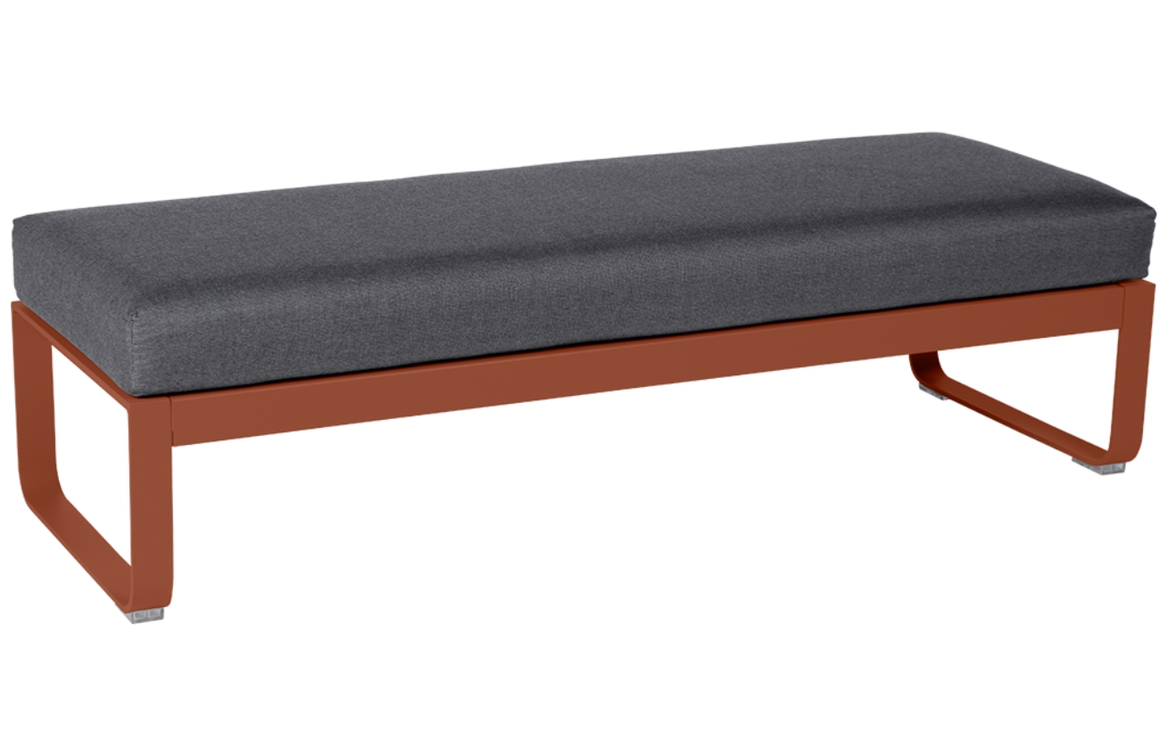 Tmavě šedá čalouněná lavice Fermob Bellevie 148 cm se zemitě červenou podnoží Fermob