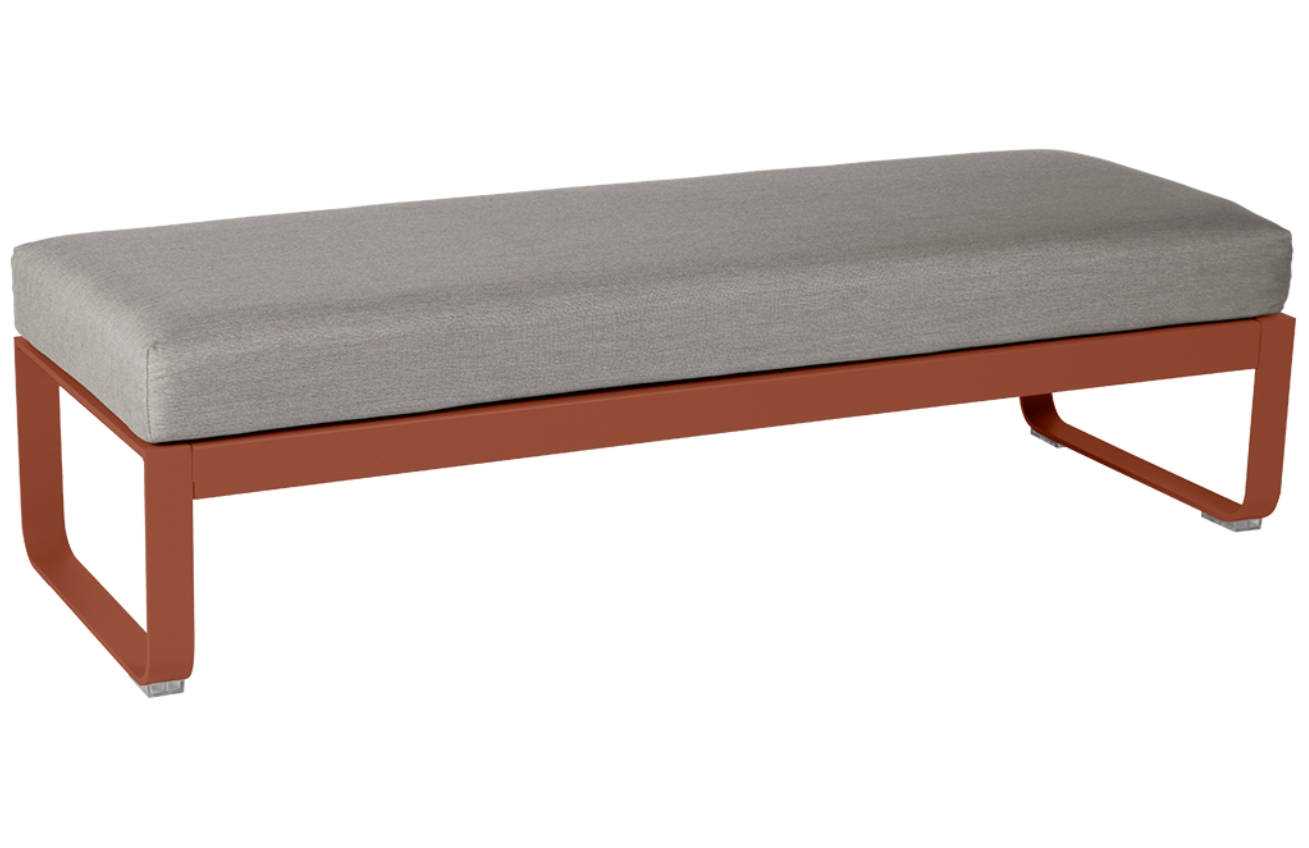 Šedohnědá čalouněná lavice Fermob Bellevie 148 cm se zemitě červenou podnoží Fermob