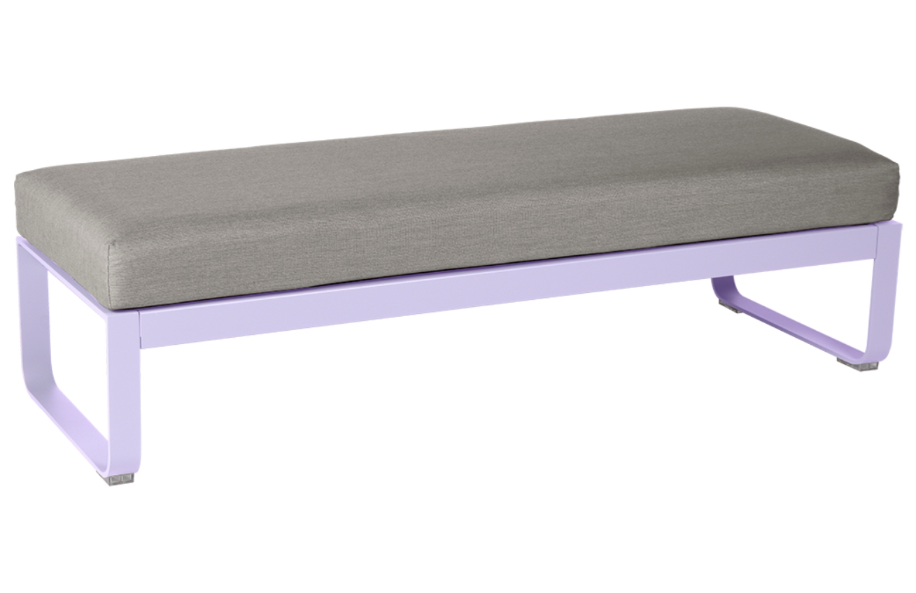 Šedohnědá čalouněná lavice Fermob Bellevie 148 cm s fialovou podnoží Fermob