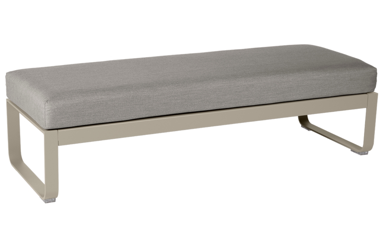 Šedohnědá čalouněná lavice Fermob Bellevie 148 cm s muškátově šedou podnoží Fermob