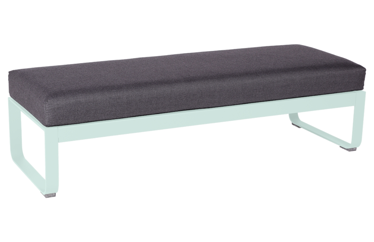 Tmavě šedá čalouněná lavice Fermob Bellevie 148 cm s mátově zelenou podnoží Fermob