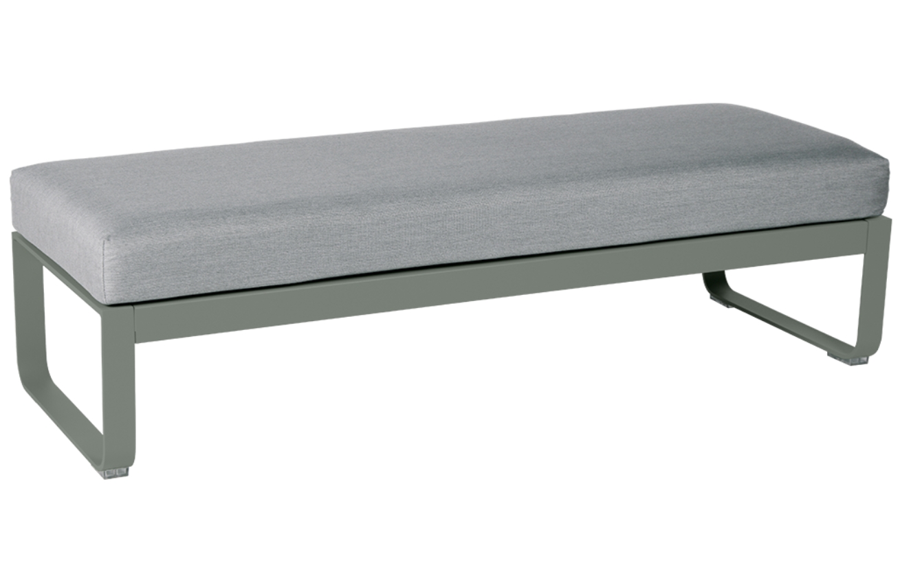 Šedá čalouněná lavice Fermob Bellevie 148 cm s šedozelenou podnoží Fermob