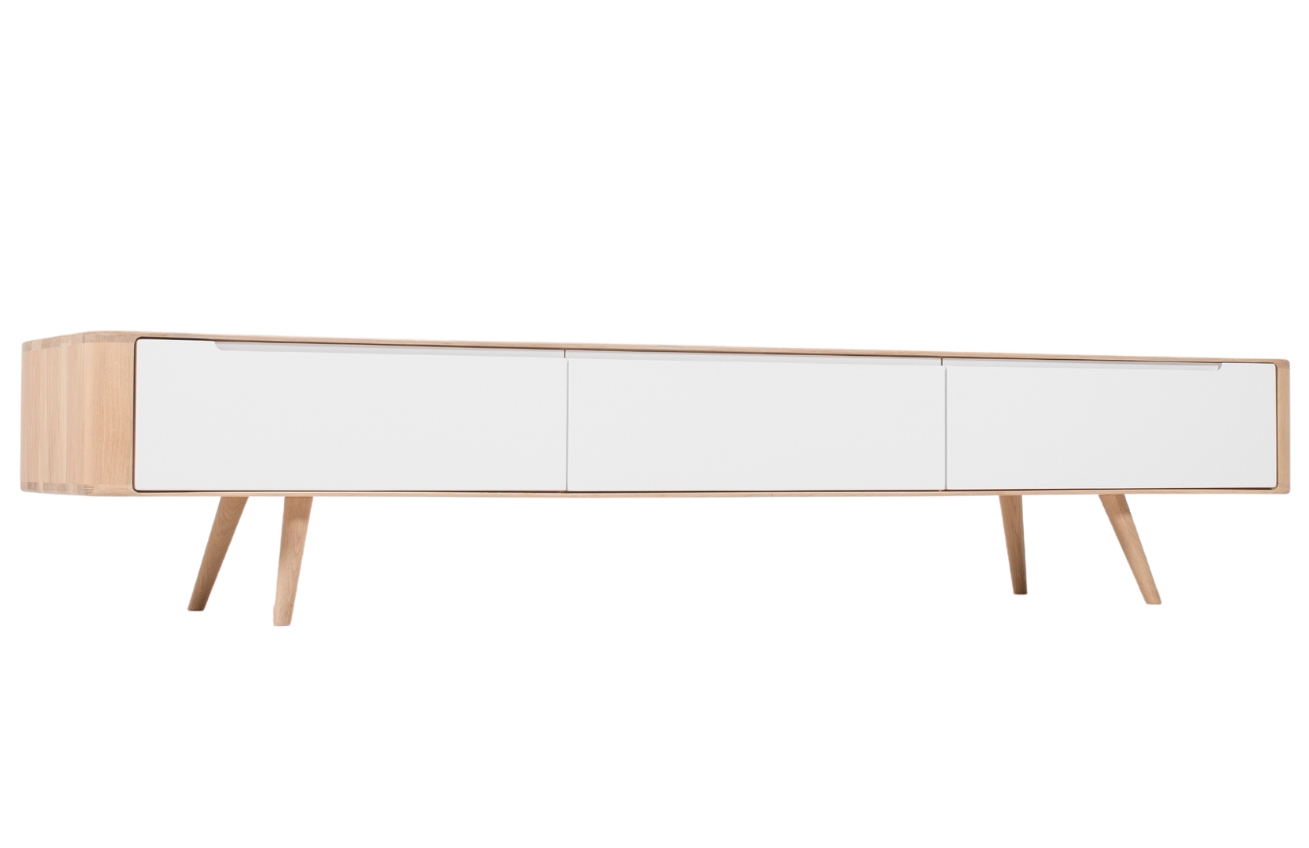 Gazzda Dubový TV stolek Ena 225 x 42 cm Gazzda