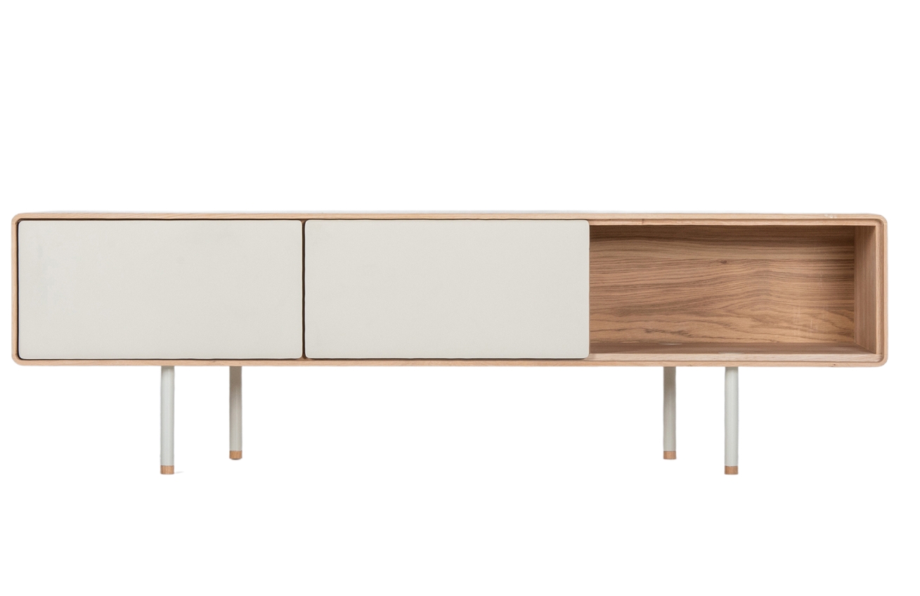 Gazzda Bílý dubový TV stolek Fina 160 x 45 cm Gazzda