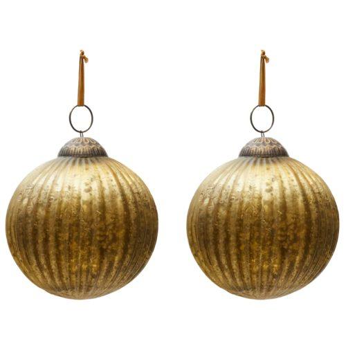 Set dvou zlatých skleněných vánočních ozdob Kave Home Elur 10 cm Kave Home