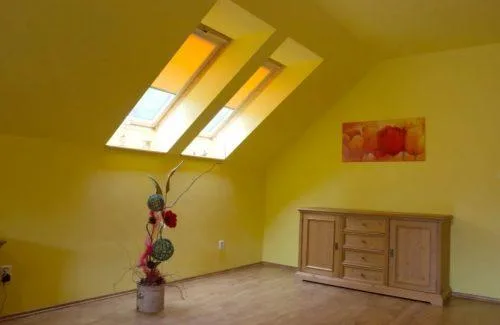 Jak střešní rolety od ISOTRA chrání váš domov před sluncem a horkem?