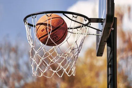 Vzestup basketbalu: Od místních kurtů po mezinárodní pódia