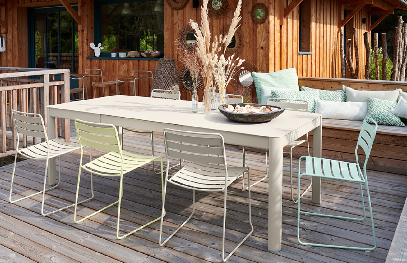 Světle šedý kovový rozkládací zahradní stůl Fermob Ribambelle 149/234 x 100 cm Fermob