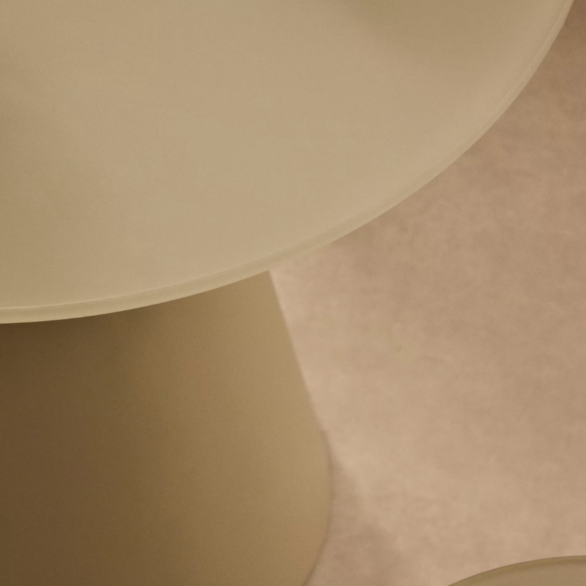 Matně šedý skleněný kulatý odkládací stolek Kave Home Wilshire 50 cm Kave Home
