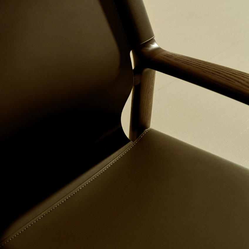 Tmavě hnědé kožené křeslo Kave Home Jan Kave Home