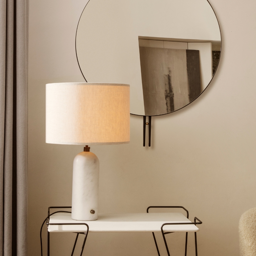 GUBI Mramorová stolní lampa Gravity 65 cm GUBI