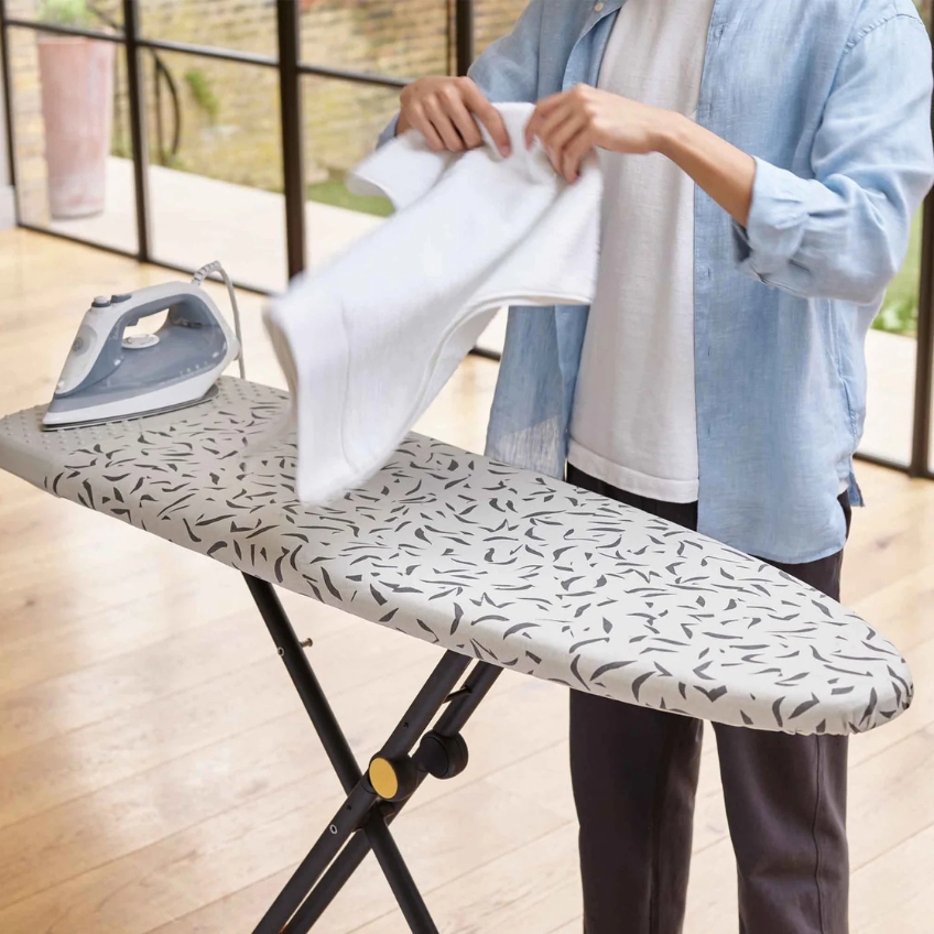 Joseph Joseph Béžovo-černé žehlící prkno Glide Plus 130 cm Joseph Joseph