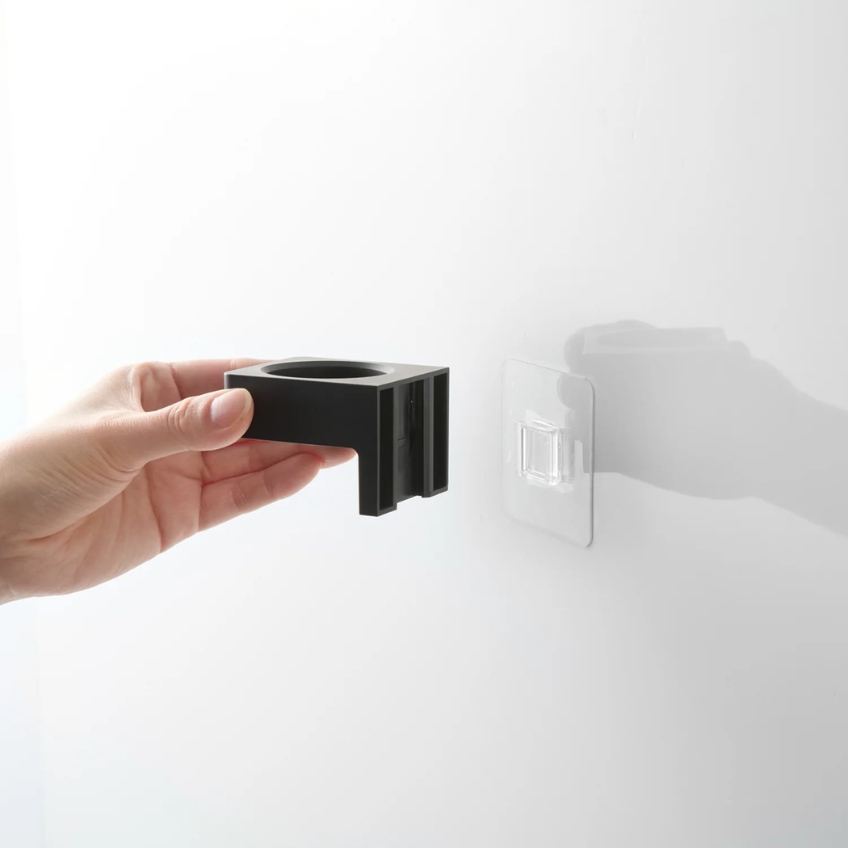 YAMAZAKI Černý plastový držák Film Hook 6 x 6