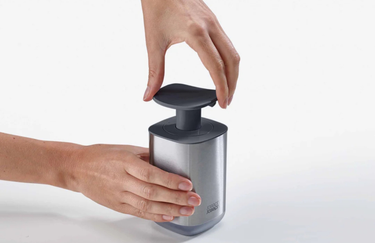 Joseph Joseph Černo-stříbrný dávkovač mýdla Presto Joseph Joseph