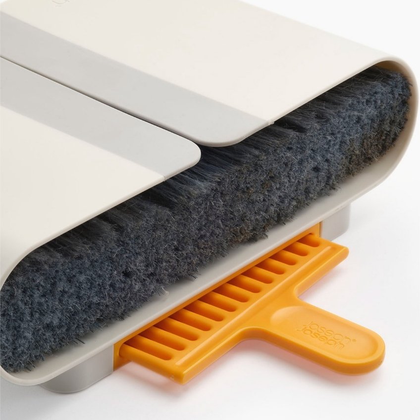 Joseph Joseph Krémově bílé koště s nástěnným držákem CleanStore Joseph Joseph