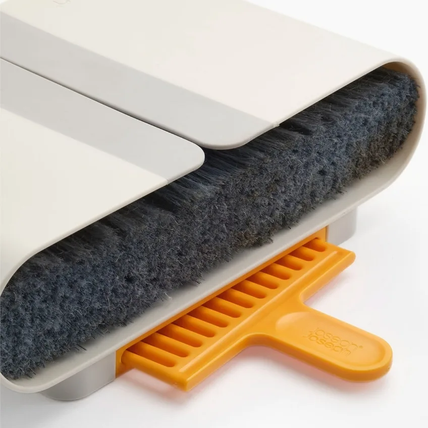 Joseph Joseph Krémově bílé koště s nástěnným držákem CleanStore