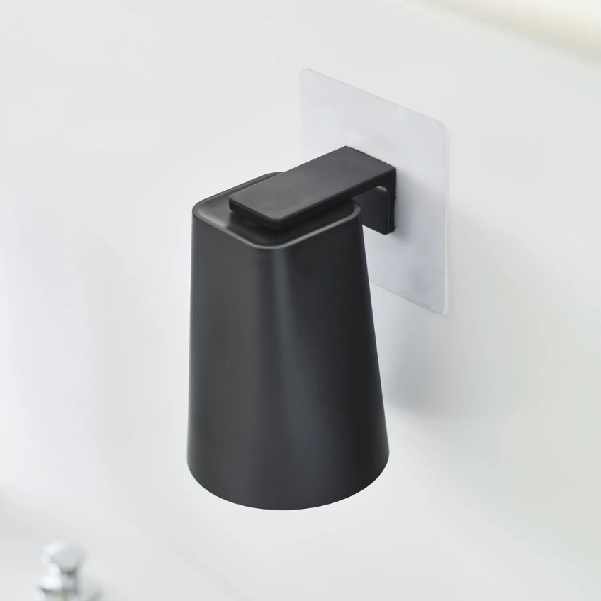 YAMAZAKI Černý plastový držák s kelímkem Film Hook YAMAZAKI