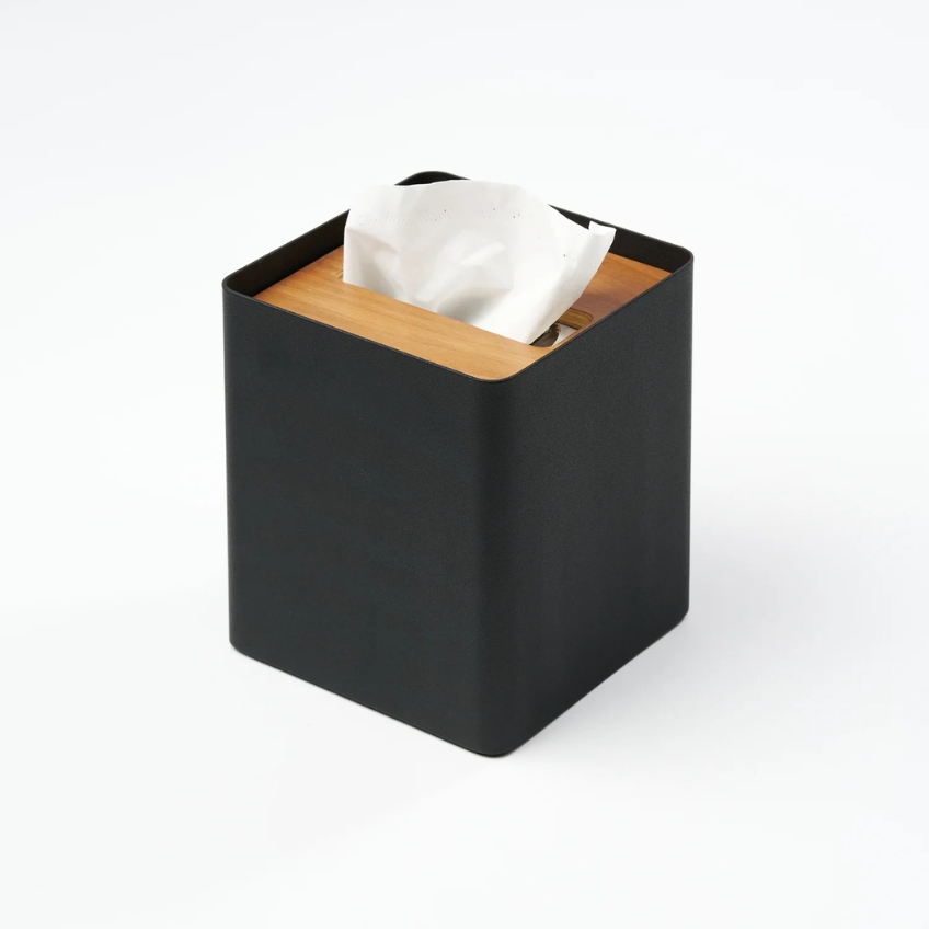 YAMAZAKI Černý kovový box na ubrousky Rin 13 x 13 cm YAMAZAKI