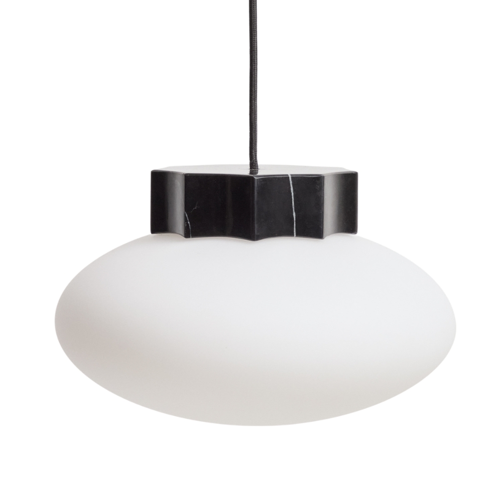 Kave Home Černo-bílé mramorové závěsné světlo Idela Ø26cm Kave Home